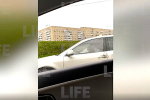 В Москве водитель посадил за руль двухлетнюю дочь