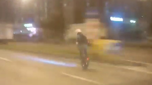 В Москве лихач на скорости пронёсся по дороге на моноколесе и возмутил водителей