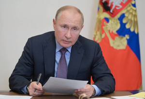 Путин поручил проработать совершенствование системы оплаты труда педагогов