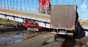 Машину раздавило в лепёшку: СК показал видео с места обрушения пешеходного моста в Пермском крае