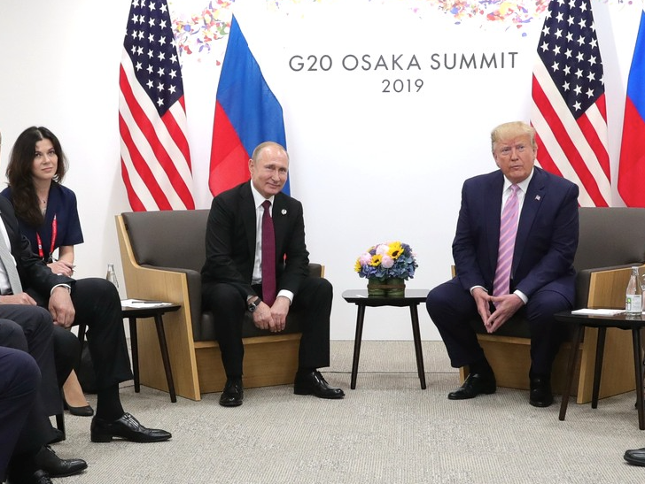 Встреча Путина и Байдена в Осаке в 2019 году. Слева — российская переводчица Дарья Боярская. Фото © Kremlin.ru