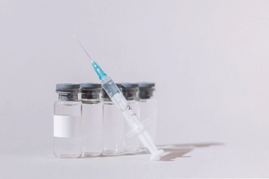 Минздрав предложил разрешить ввоз не зарегистрированных в России вакцин и лекарств