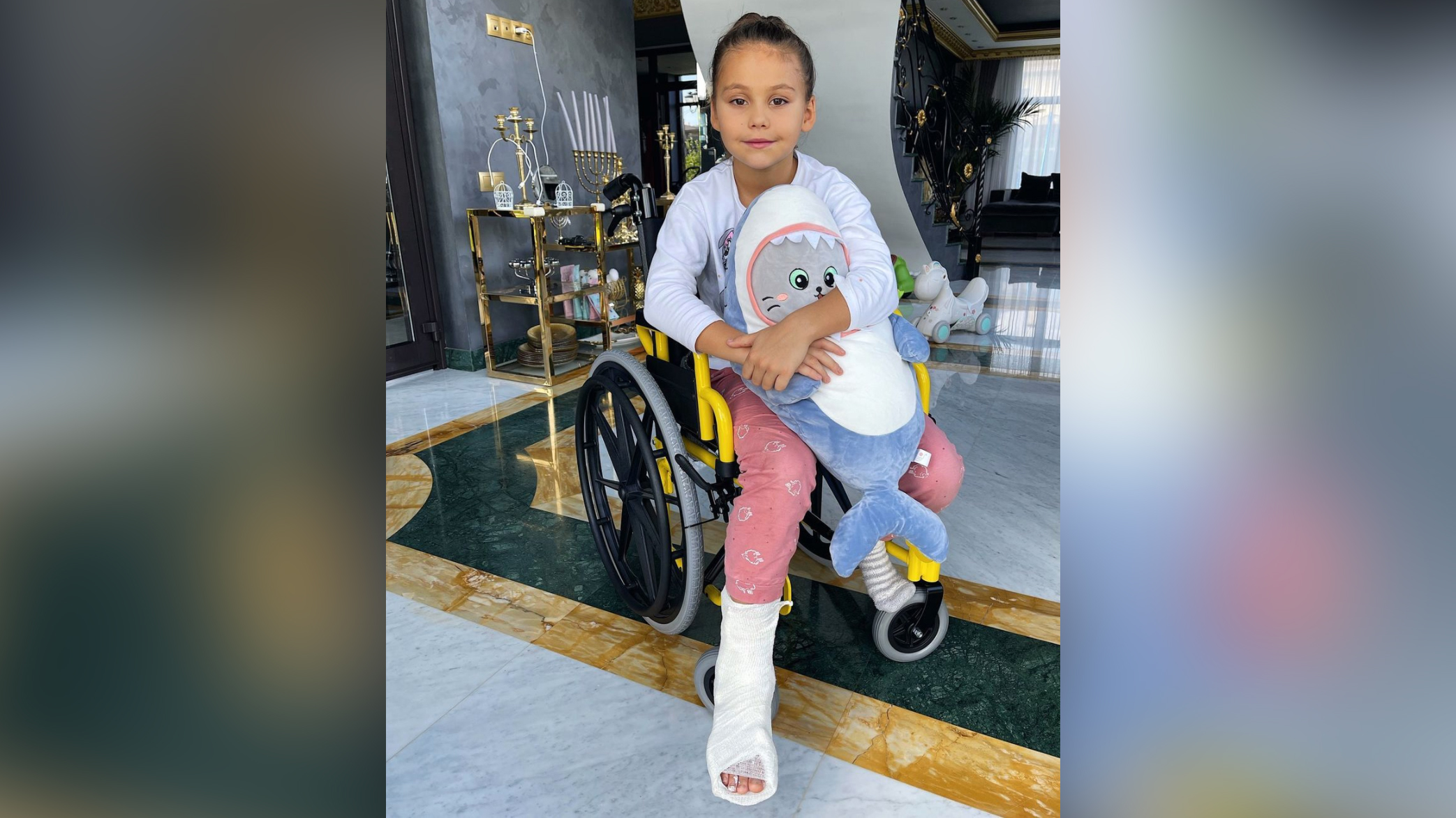 "Полночи в больнице, операция": Семилетняя дочь Джигана и Самойловой оказалась в инвалидном кресле
