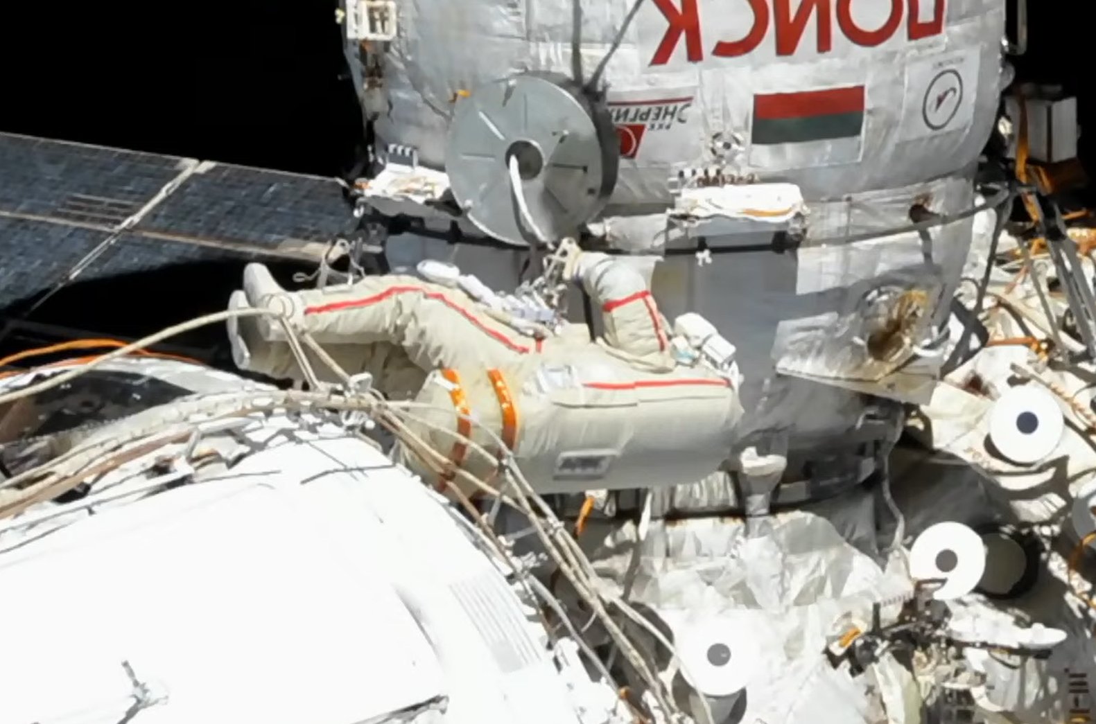 Российские космонавты подключили модуль 