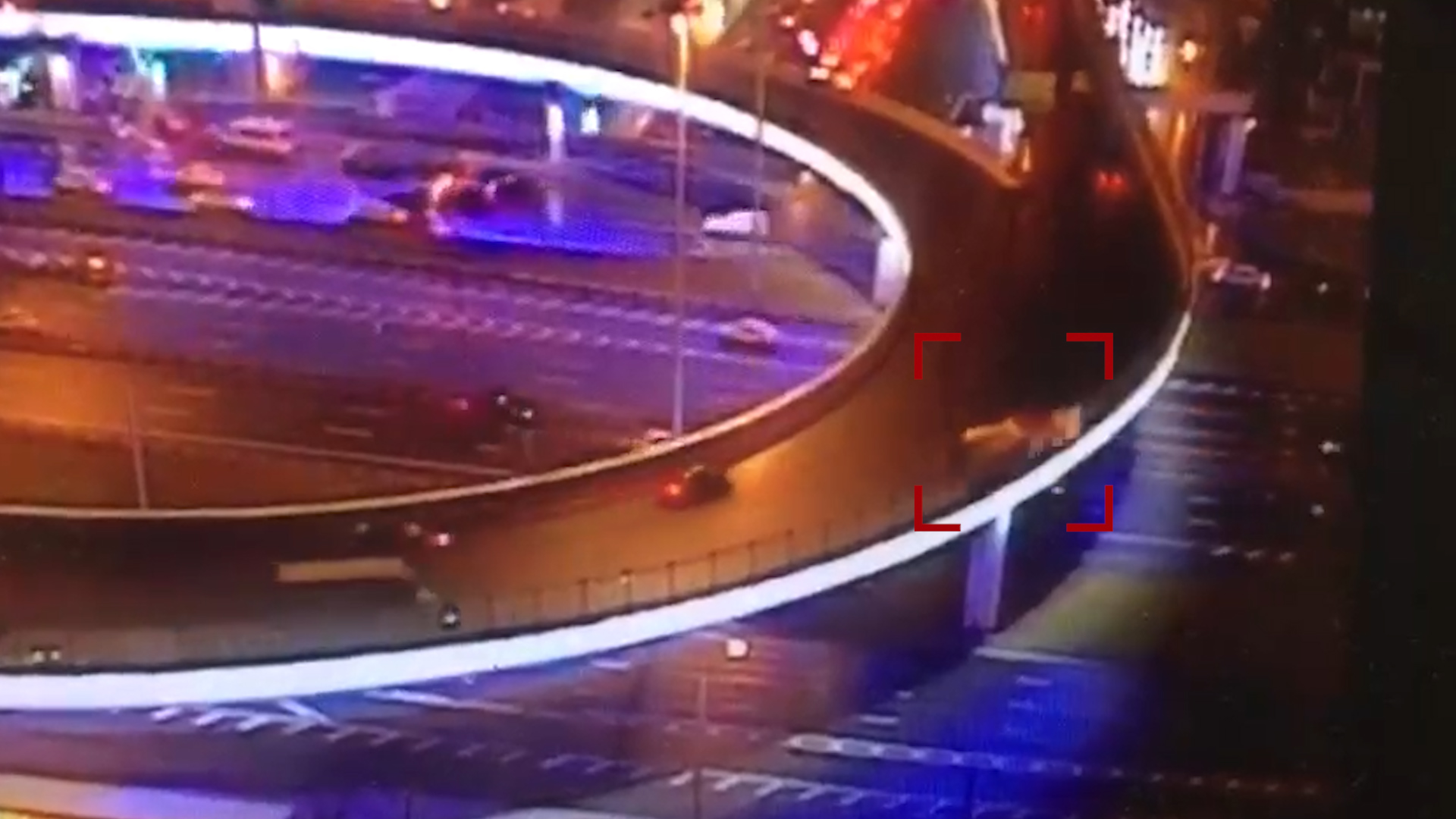 Появилось видео падения грузовика с эстакады на Ленинградском проспекте в Москве