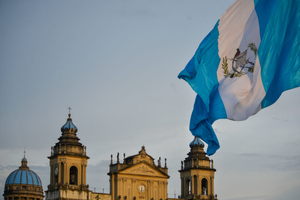 В Гватемале проверяют данные о подкупе президента "ковром с деньгами"