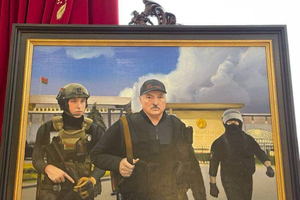 Портрет Лукашенко и Коли с автоматами выставили во Дворце независимости в Минске