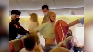 Россиянка устроила дебош на борту самолёта из-за маски и попала на видео