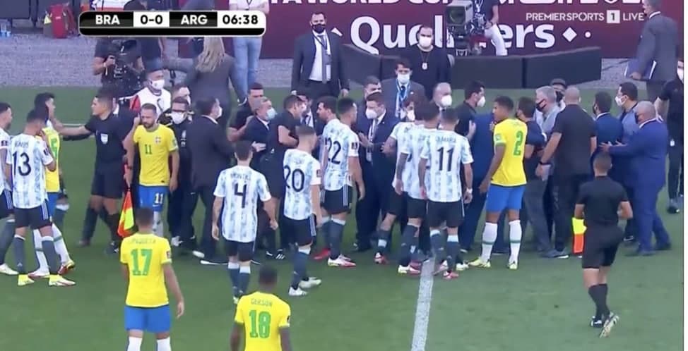 Санитарно-футбольный скандал: Матч между Бразилией и Аргентиной прервали медики и полиция