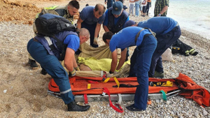 На пляже под Севастополем два человека пострадали при обвале грунта