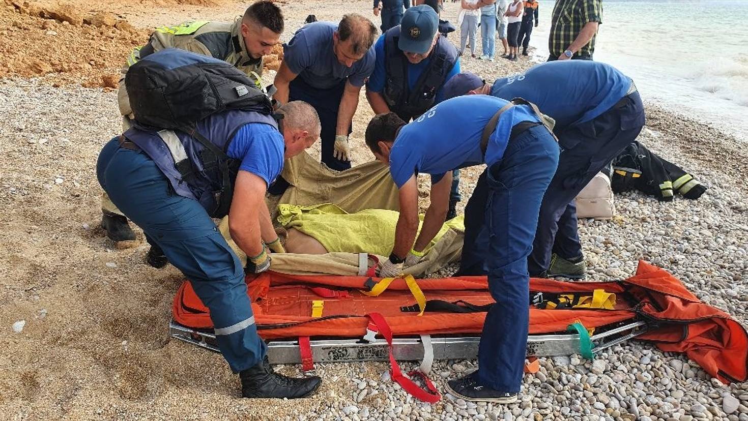 На пляже под Севастополем два человека пострадали при обвале грунта