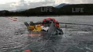 На берег доставит тяжёлая техника: Лайф снял на видео буксировку разбившегося на Камчатке Ми-8