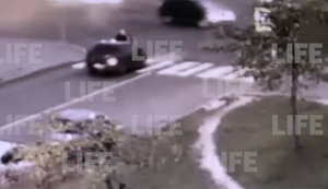 Камера в Петербурге сняла, как легковушка сбила двух человек на зебре