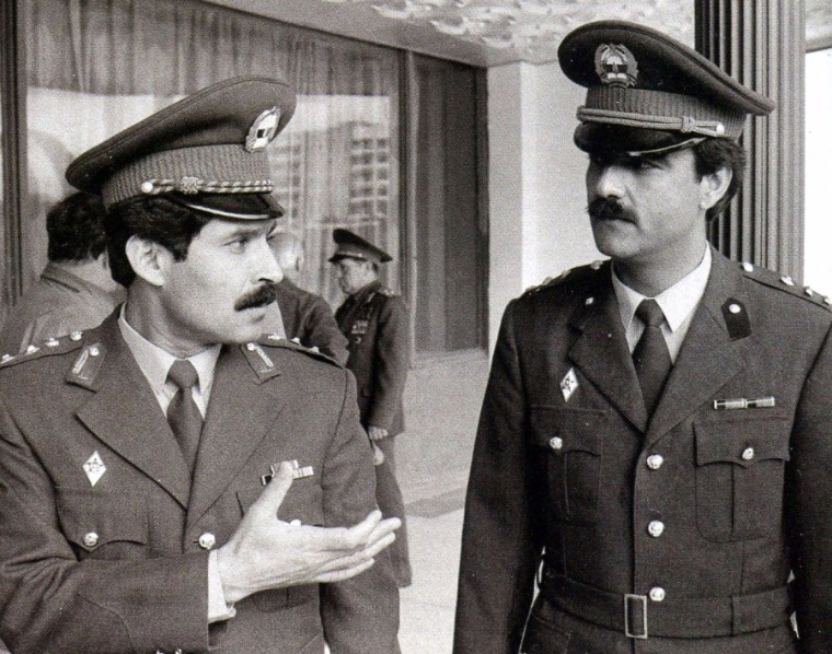Космонавты из Демократической Республики Афганистан
М.Г. Дауран (слева) и А.А. Моманд. Звёздный городок, август 1988 года. Фото © y4astkoviu.livejournal.com