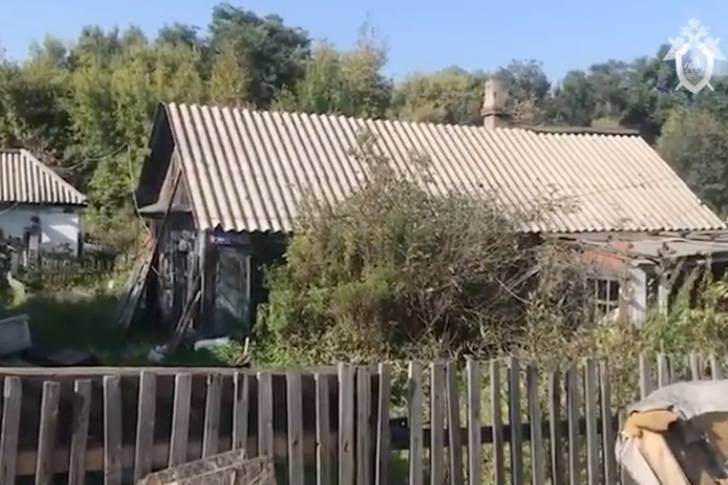 СК показал кадры из заброшенного дома в Кузбассе, где были найдены убитыми пропавшие школьницы