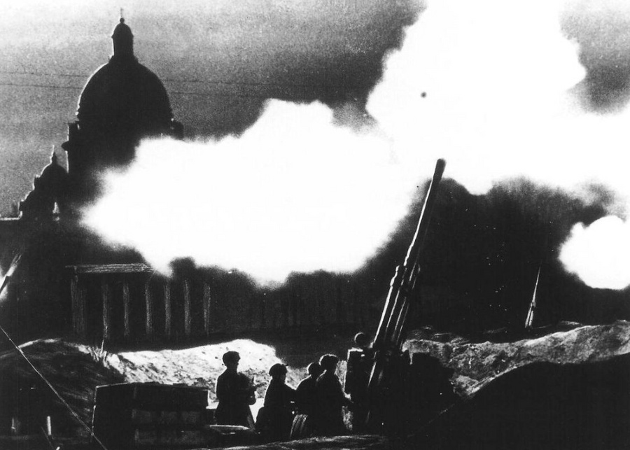 <p>Отражение авианалёта на Ленинград возле Исаакиевского собора, 1941 год. </p><p>Фото © Wikipedia.org</p>