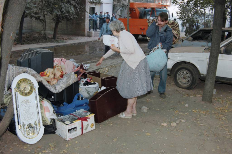 Жильцы дома на улице Гурьянова во время поиска уцелевших после взрыва. Фото © ТАСС / Александр Данилюшин 