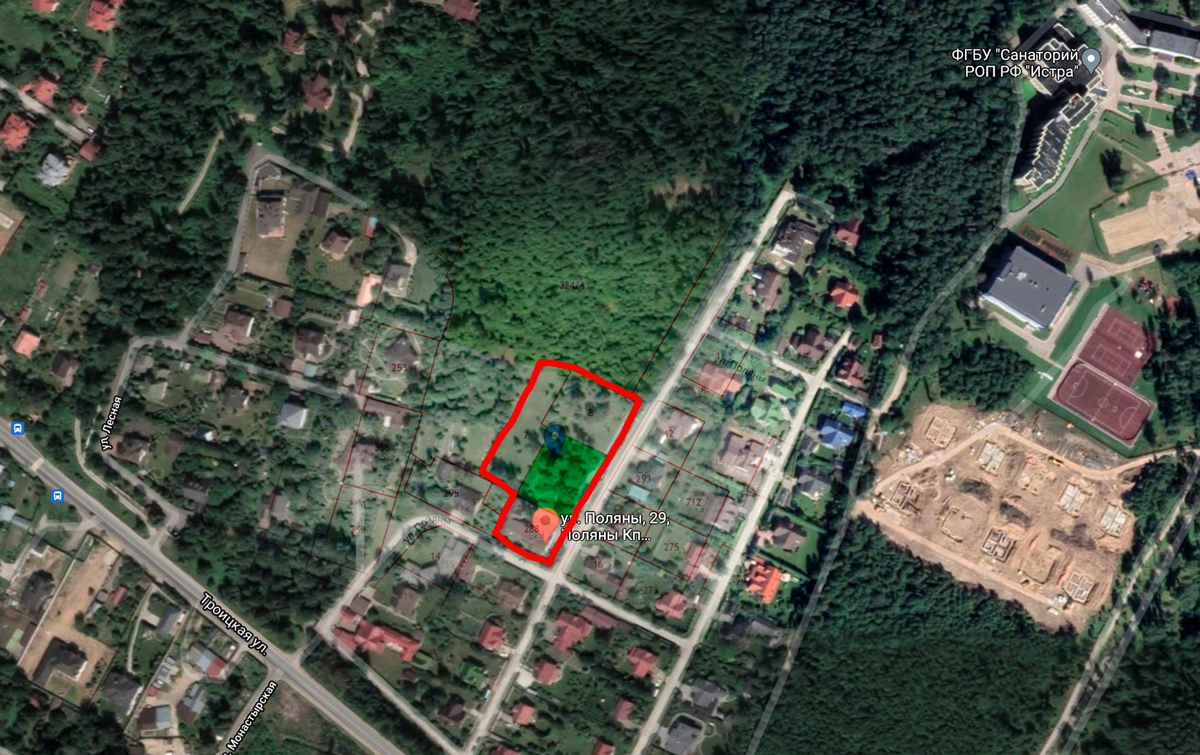 Имение Леонида Калашникова в посёлке Аносино. Его коттедж самый большой в округе. Коллаж © LIFE. Фото © Google Maps, © "Яндекс.Карты"
