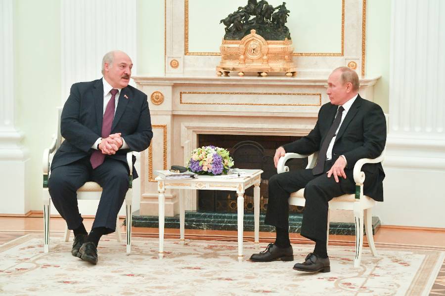 Путин усмехнулся после высказывания Лукашенко о "поглощении" Белоруссии