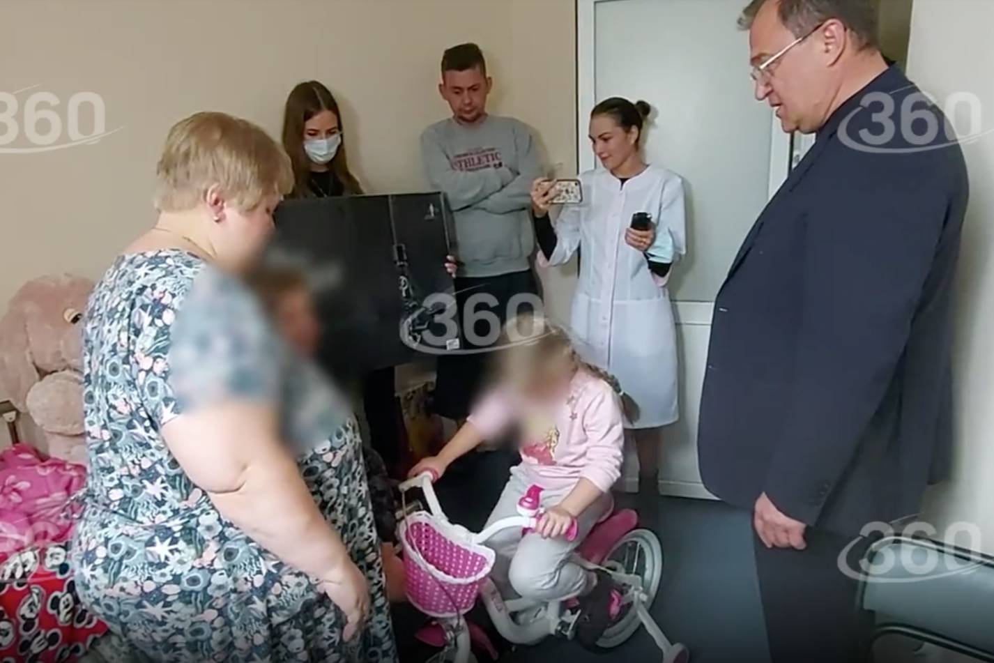 Пострадавшим при взрыве в Ногинске девочкам подарили самокат и велосипед