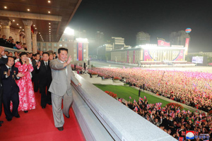Ким Чен Ын посетил парад в Пхеньяне, и народ с трудом узнал в привлекательном мужчине лидера КНДР