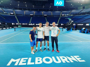 "Хочу остаться и сыграть": Джокович выложил фото с корта Australian Open, на котором он планирует выступить