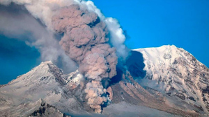 Камчатский вулкан Шивелуч выбросил столб пепла на высоту четыре километра
