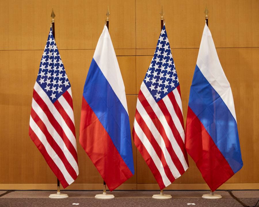 Флаги России и США © ТАСС / EPA / DENIS BALIBOUSE / POOL