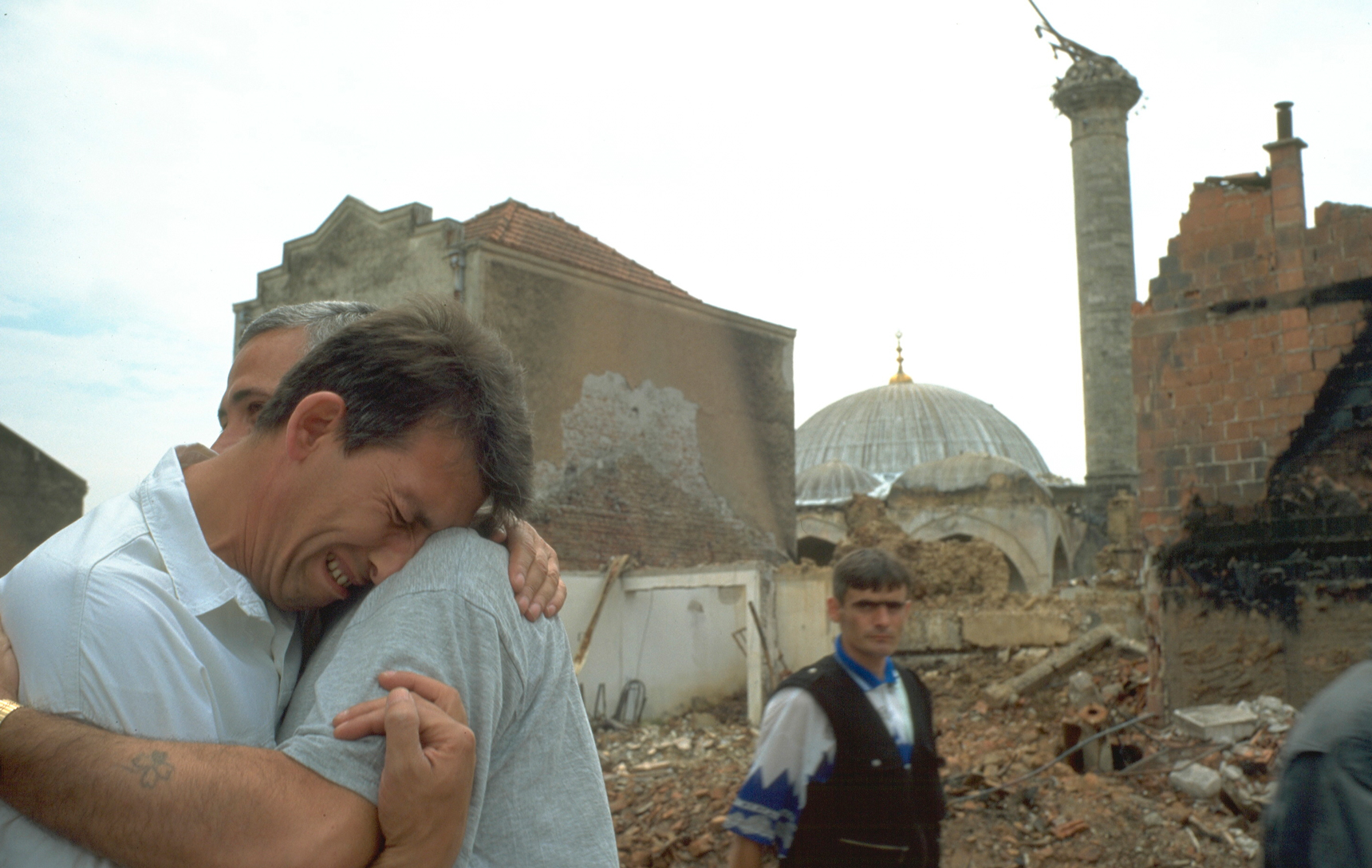 Жители Косова оплакивают разрушенный город. Фото © Getty Images / Sygma / Antoine GYORI