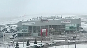 Момент выкатывания самолёта за пределы ВПП в аэропорту Белгорода сняли на видео