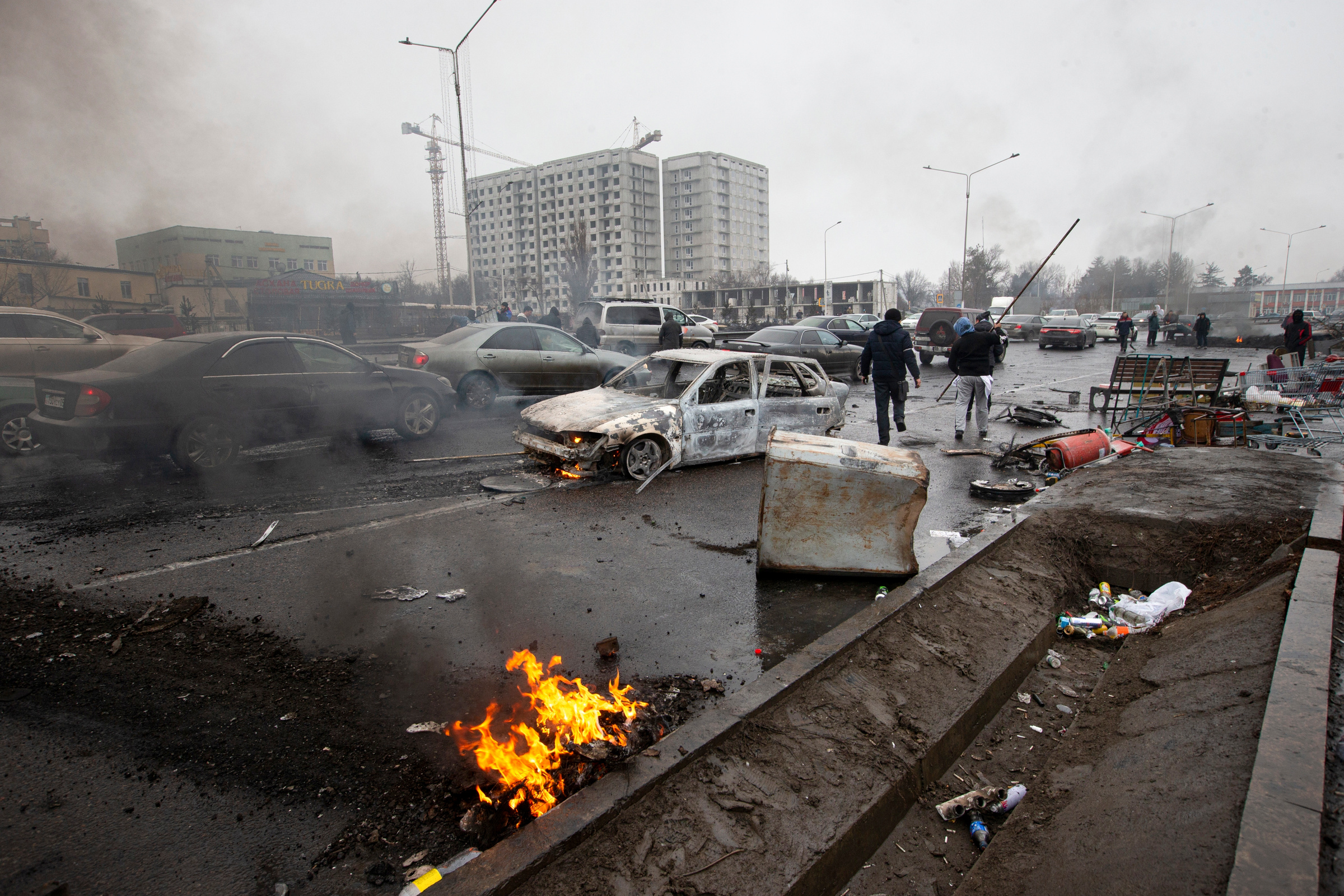 Последствия массовых беспорядков во время акций против высоких цен на топливо в Алма-Ате, 7 января 2022 года. Фото © ТАСС / Vasily Krestyaninov