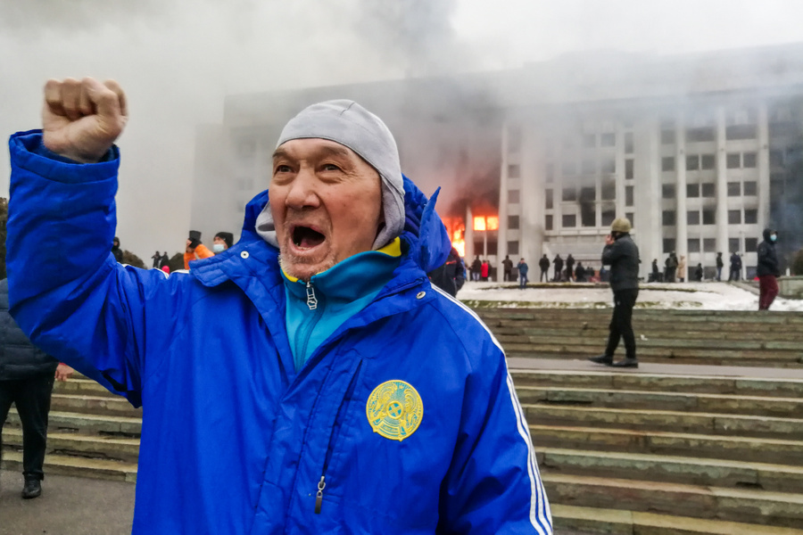 <p><em style="font-style: italic;">Казахстан. Алма-Ата. Протестующий возле горящего здания мэрии (акимат). </em>Фото © ТАСС / Ерлан Джумаев </p>