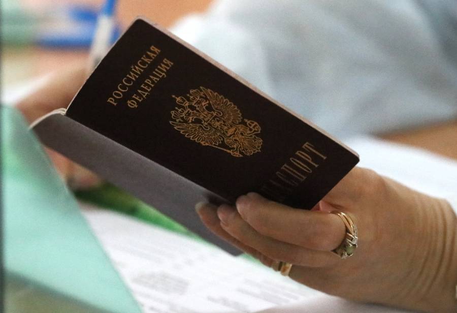Паспорт РФ © ТАСС / Владимир Гердо