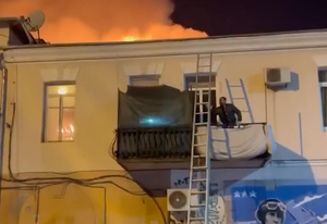 "Ты чё творишь?!": В Ялте мужчина пытался отбросить пожарную лестницу от охваченного огнём дома