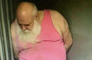 Бородатый мужчина в розовом платье ворвался с ножом в московский храм