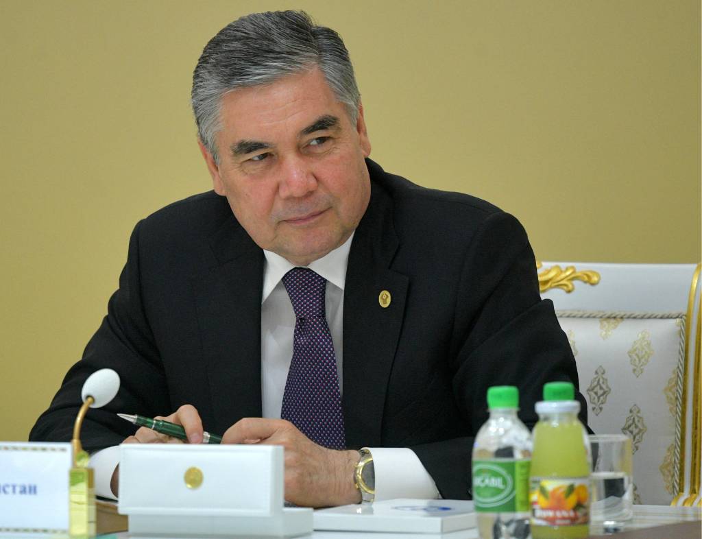 В Туркмении госучреждения обязали сменить портреты президента из-за цвета пиджака