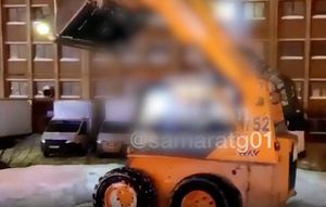 Жуткое видео: Житель Самары снял, как трактор с телом погибшего водителя на крыше ездил по кругу