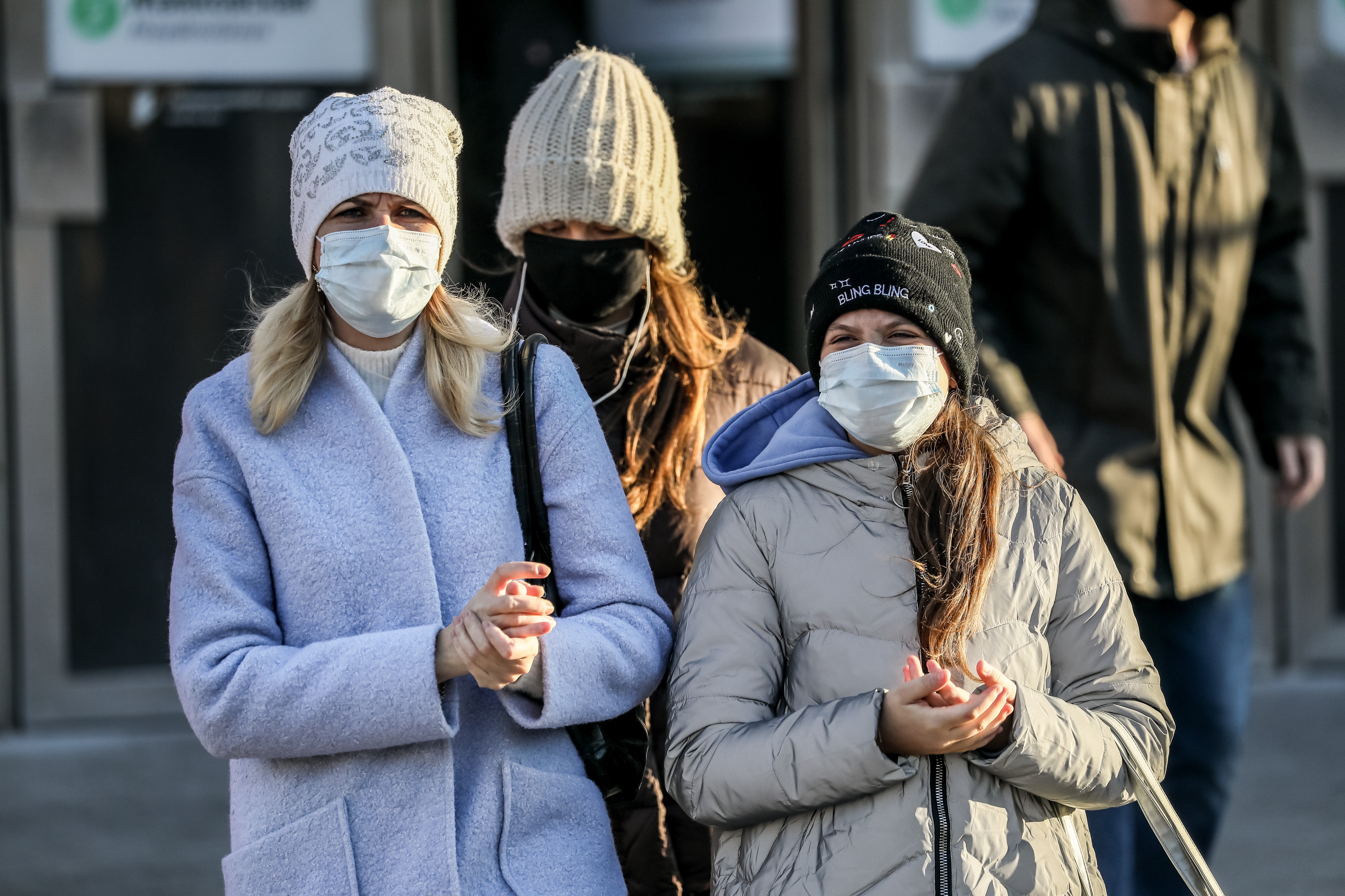 Грипп 2024 заболеваемость. Маска грипп. Свиной грипп люди в масках. Люди в масках грипп грипп. Маски отменили.