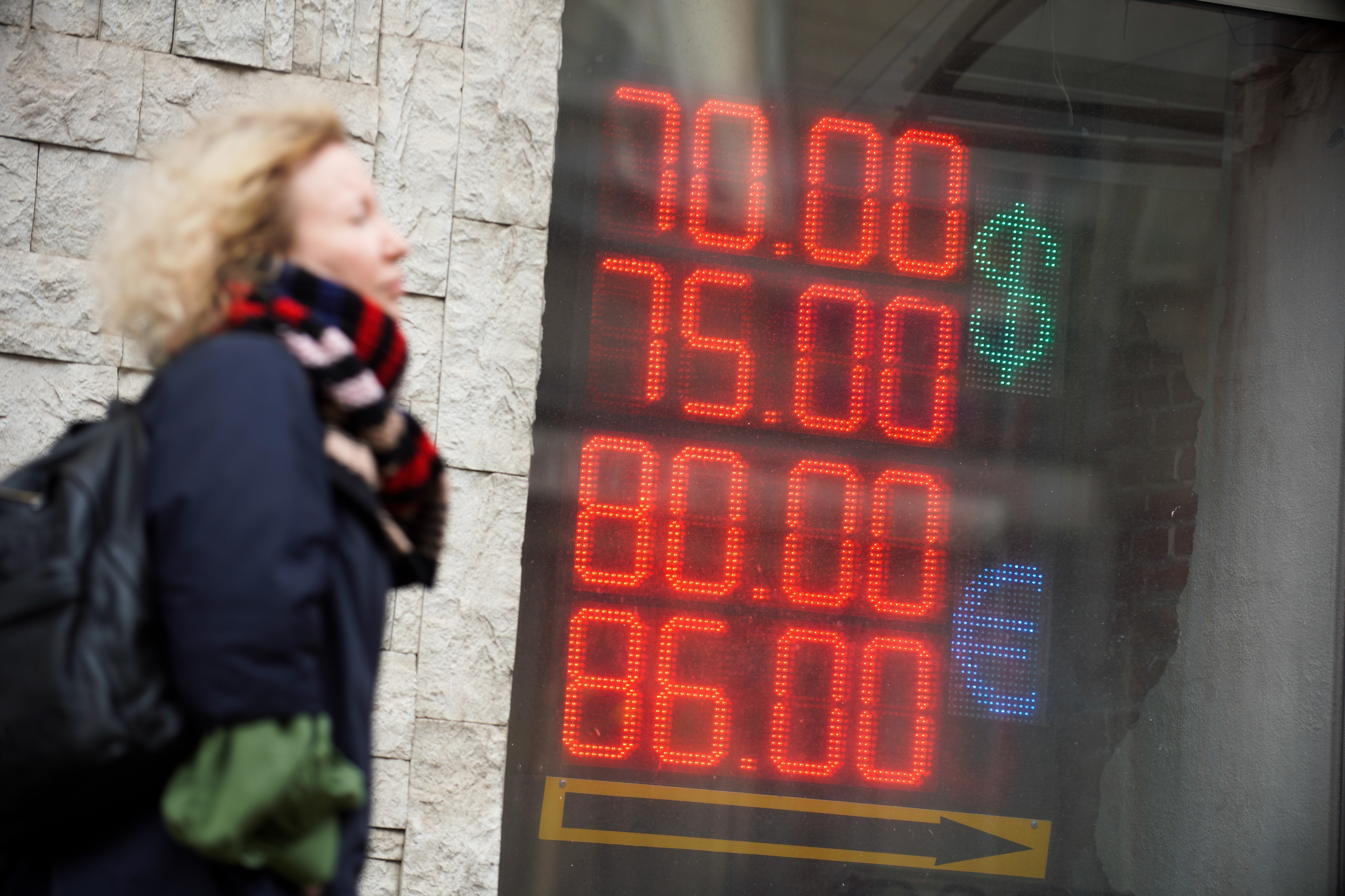 Курс рубля на Московской бирже ослаб на фоне прогноза Рябкова относительно санкций США