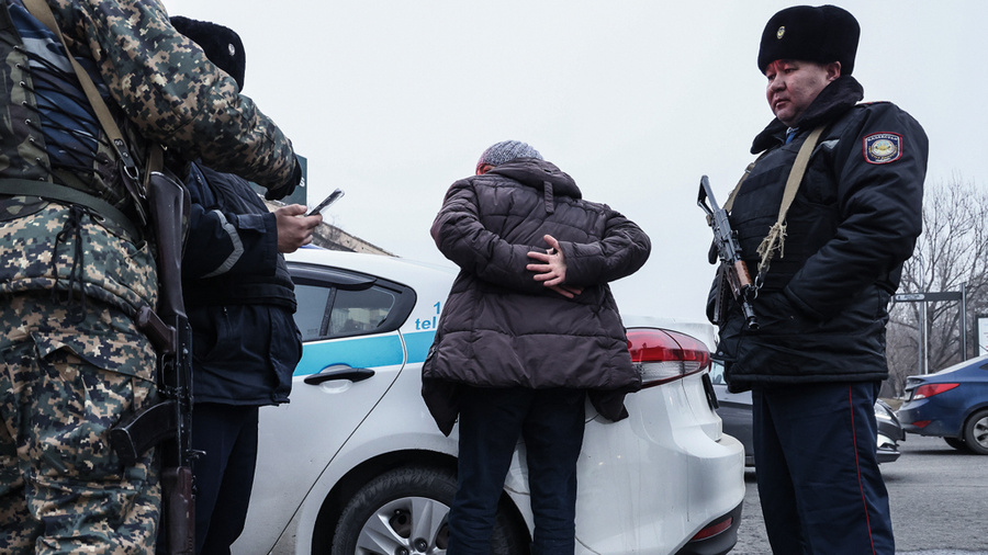 <p>Полицейский и военный патрули во время задержания, Казахстан. Фото © ТАСС / Валерий Шарифулин</p>