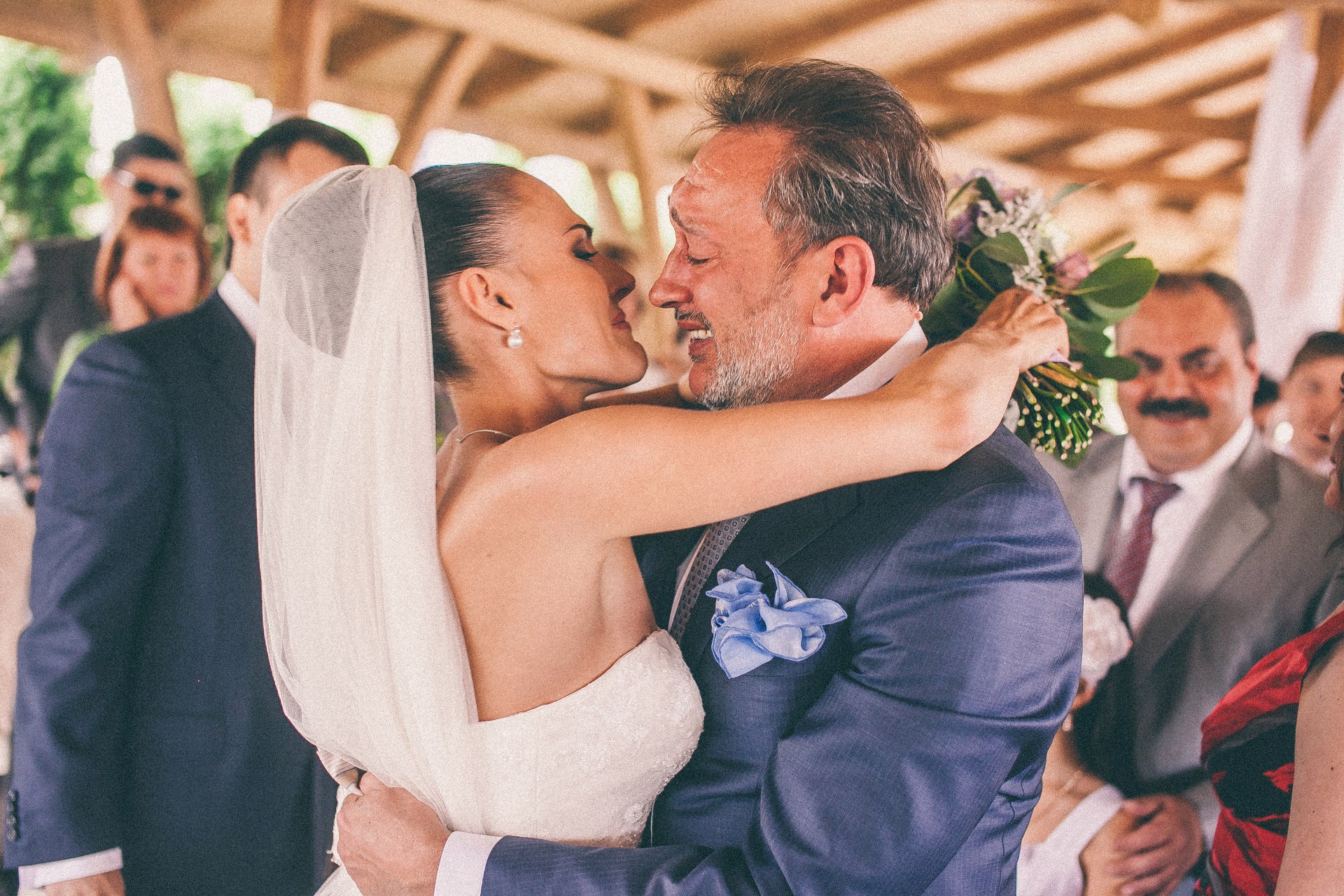 Олег и Дария Минины на свадебной церемонии. На втором плане справа отец жениха Алексей Веллер. Фото © VK / Дария Веллер (Минина)