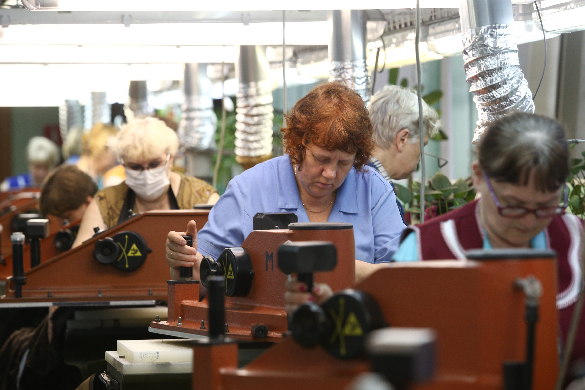 Пенсионеры за работой на обувной фабрике. Фото © ТАСС / Ведомости / Андрей Гордеев
