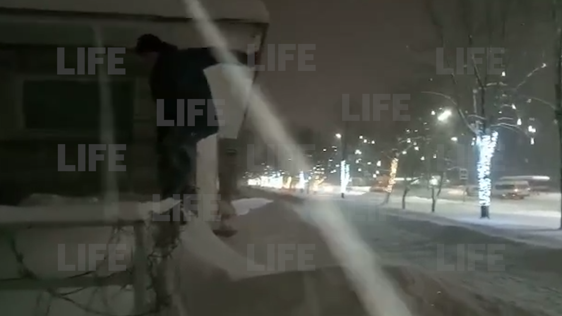 Лайф публикует видео жёсткого удара о турник, от которого умер 18-летний житель Обнинска