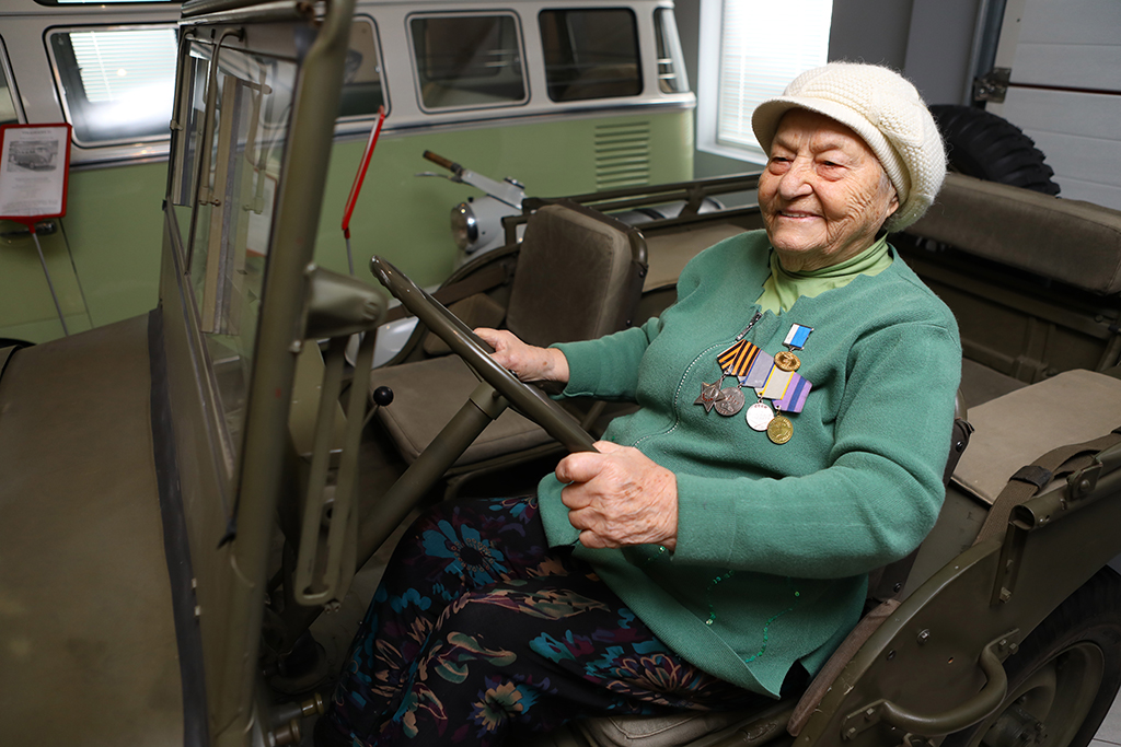 "Железная бабушка" Мария Колтакова отметила 100-летие, стоя босиком на гвоздях
