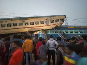 В Индии несколько человек погибло при сходе поезда с рельсов