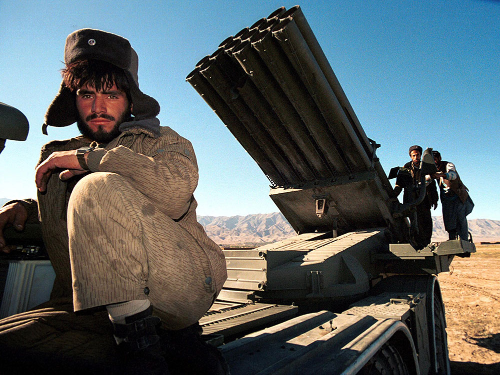 Солдат сидит на мобильной ракетной установке. Фото © Shutterstock