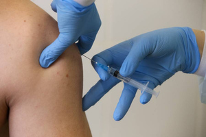 Гинцбург заявил о невозможности введения платы за вакцинацию от ковида