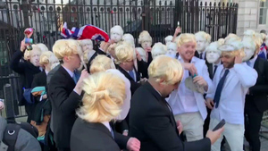 Вечеринка на Даунинг-стрит: Десятки "Борисов Джонсонов" вышли на шуточный митинг в Лондоне