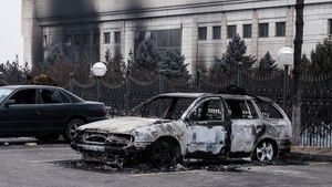 В Казахстане в сожжённых в ходе беспорядков автомобилях находят человеческие останки