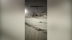 "Самолётики стоят": Сильный снегопад парализовал работу аэропорта на Сахалине
